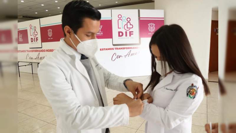 Entrega DIF Morelia equipo de protección a alumnos internos de medicina