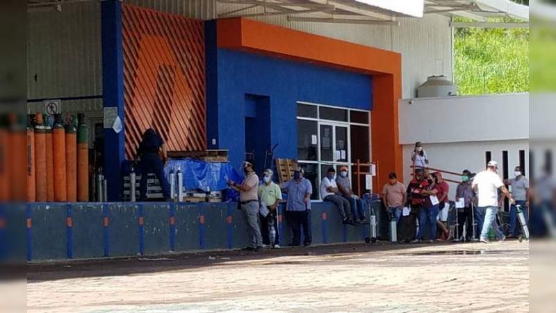 Familias tabasqueñas sufren para conseguir tanques de oxígeno 