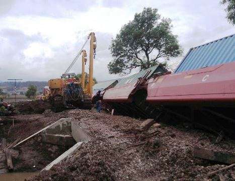Se descarrila el tren tras chocar contra camión en límites de Michoacán 