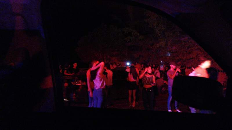 Sigue clausura de fincas en Apatzingán, esta vez fue una del Varillero donde departían más de 100 adolescentes y jóvenes