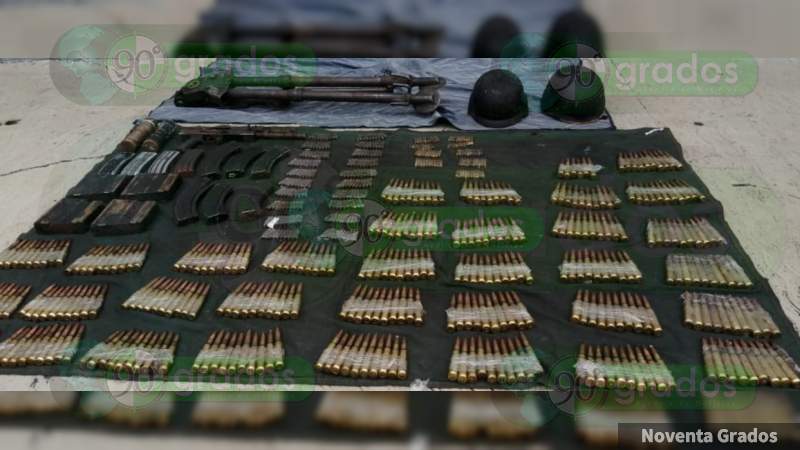 En Tepalcatepec, aseguran un rifle, explosivos, vehículos robados y más de 600 cartuchos; no hay detenidos 