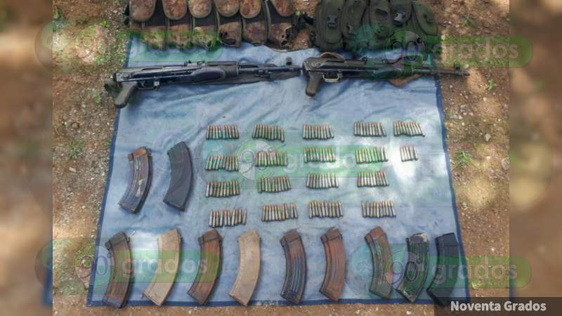 Detienen a dos hombres en poder de 2 rifles, munición y equipo táctico, en Huetamo 