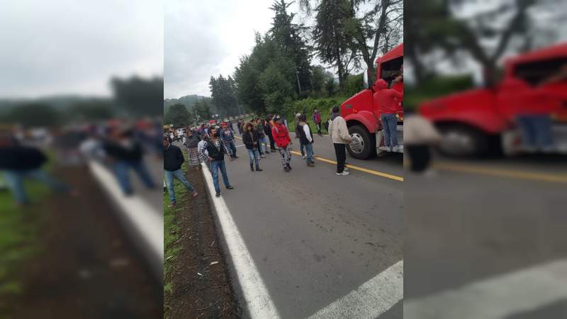 Padres de familia bloquean la carretera a Cherán por resultados de examen