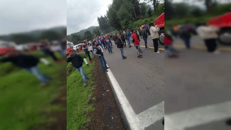 Padres de familia bloquean la carretera a Cherán por resultados de examen