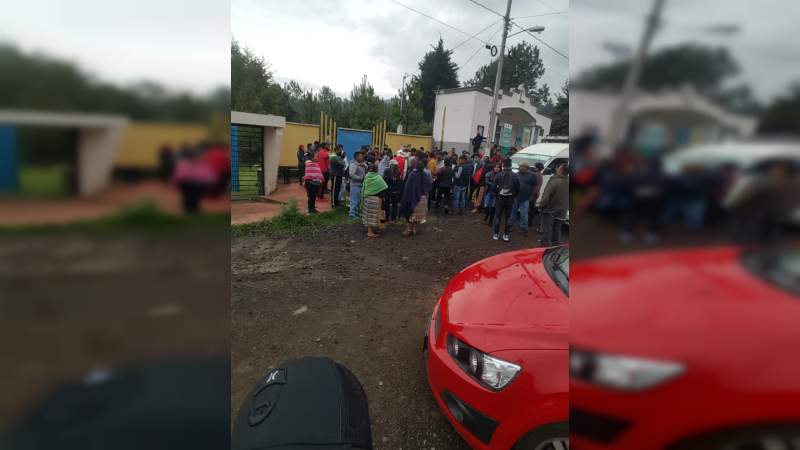 Padres de familia bloquean la carretera a Cherán por resultados de examen