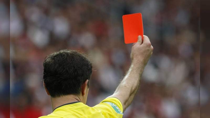 Nueva regla en Inglaterra castigará con expulsión a quien tosa a un rival en el campo 