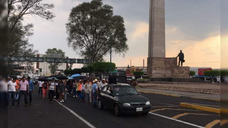 Normalistas marchan este martes en Morelia 