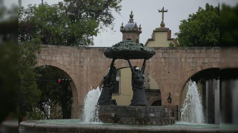 Como medida de concientización, Gobierno de Morelia coloca cubrebocas a Fuente de las Tarascas