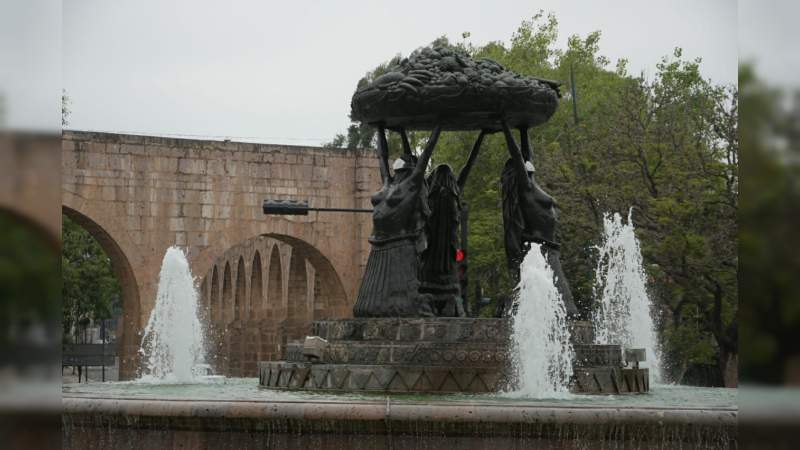 Como medida de concientización, Gobierno de Morelia coloca cubrebocas a Fuente de las Tarascas