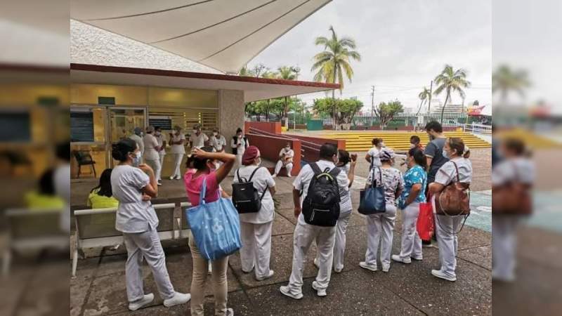 Trabajadores del IMSS Lázaro Cárdenas exigen material para combatir el coronavirus