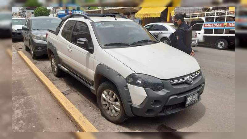 Abandonan camioneta robada en pleno Centro de Apatzingán