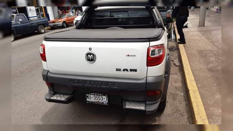 Abandonan camioneta robada en pleno Centro de Apatzingán