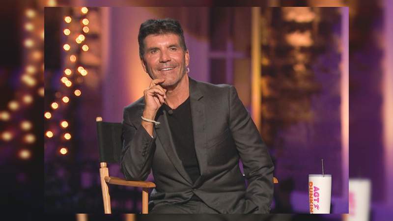 Juez de Reality Shows, Simon Cowell se rompe la espalda al caerse de una bicicleta eléctrica 