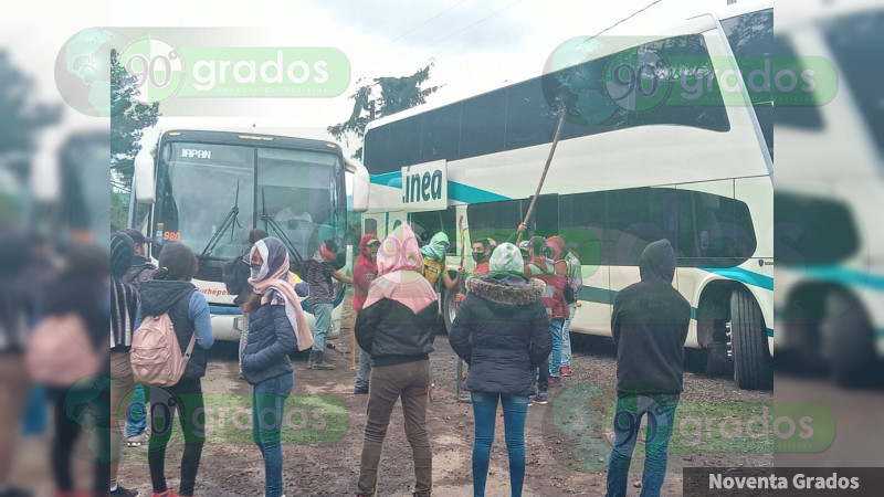 Aspirantes a normalistas y padres de familia vuelven a retener vehículos al ser “plantados” por el gobierno de Michoacán