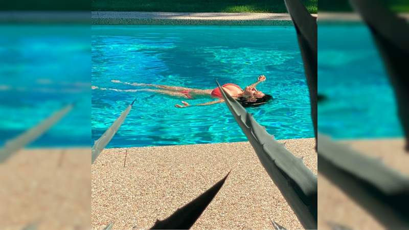 Salma Hayek cautiva a sus fans con una foto en bikini, mostrando lo relajada que está desde su casa 