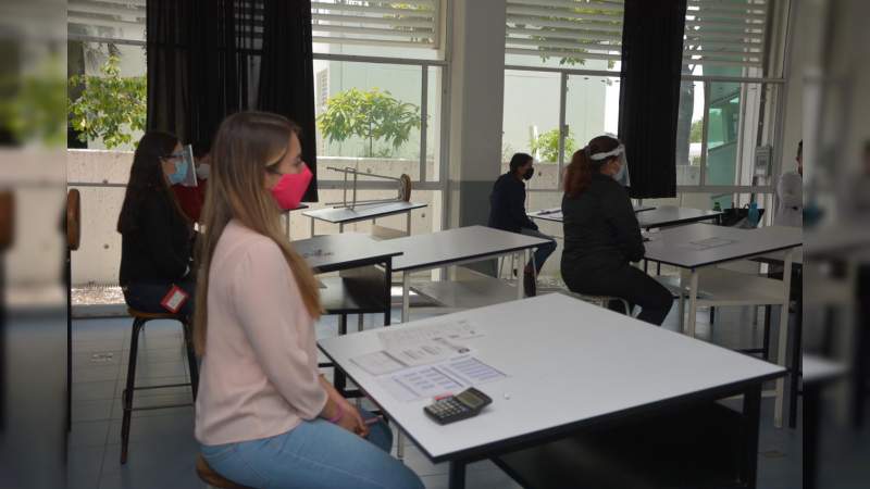 Aspirantes de 30 entidades federativas realizan examen de admisión a la UMSNH