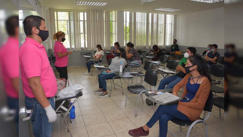Aspirantes de 30 entidades federativas realizan examen de admisión a la UMSNH