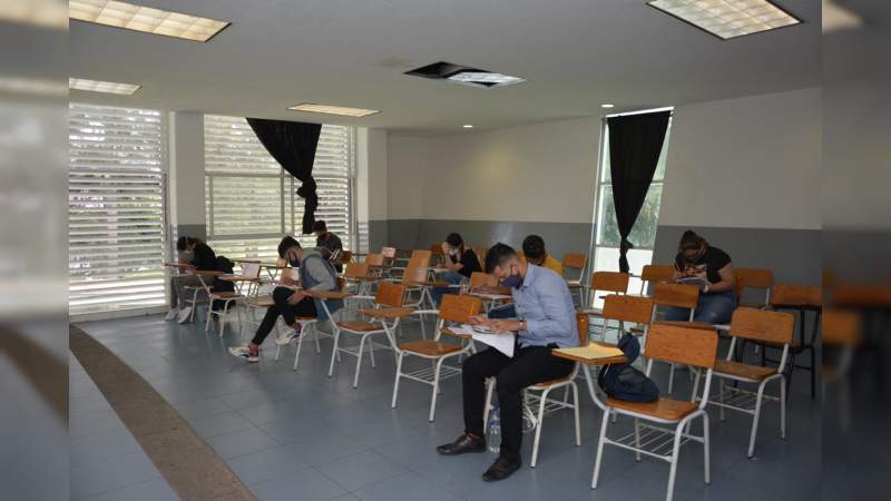 Aspirantes de 30 entidades federativas realizan examen de admisión a la UMSNH