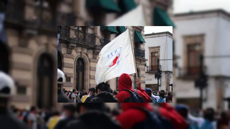 Normalistas y maestros de la CNTE marchan en el Centro Histórico de Morelia 
