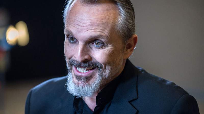 Miguel Bosé no usa cubrebocas, le causa problemas por el asma  