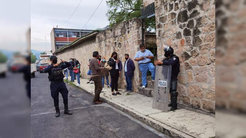 Sorprenden con acordeón debajo de las uñas a 35 aspirantes a normalistas en Morelia 