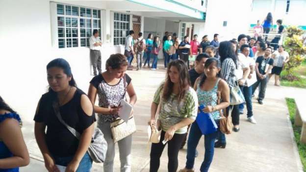 Abren convocatoria de becas para jefas de familia universitarias 