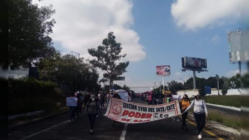 Normalistas marchan este lunes en Morelia 
