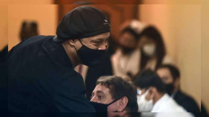 Liberan a Ronaldinho después de 5 meses encarcelado en Paraguay 