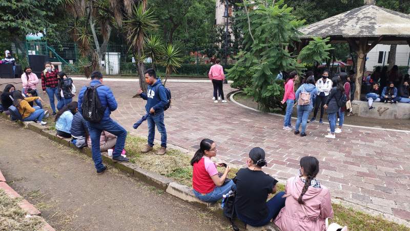 Aspirantes a normalistas cierran acceso a Finanzas, también bloquean la vialidad en Morelia, Michoacán  