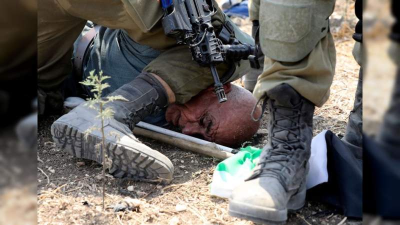 Viralizan vídeo de un soldado Israelí manteniendo a manifestante Palestino con la rodilla en el cuello 