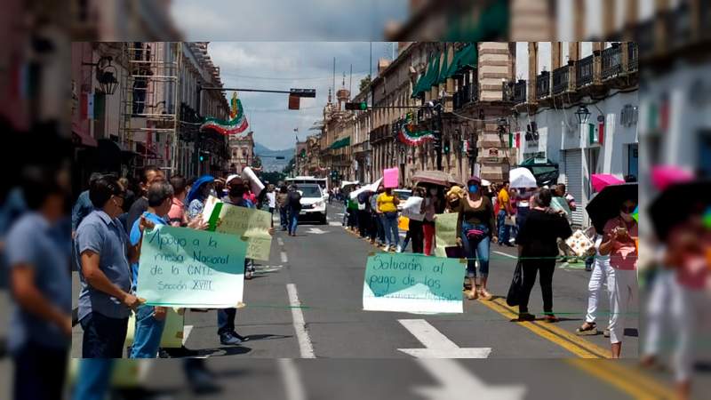 CNTE se manifiesta en Palacio de Gobierno 