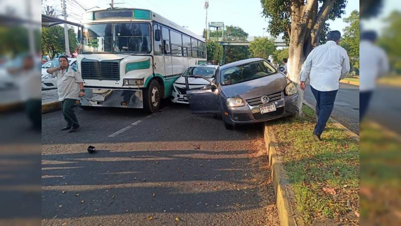 Otra de choferes del servicio público: Taxi y camión suburbano provocan choque en Morelia, Michoacán 