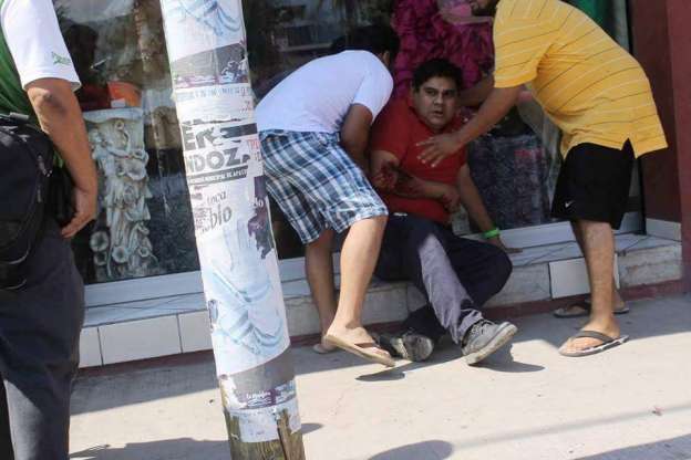 Vuelca ambulancia en el Centro de Apatzingán, Michoacán - Foto 0 