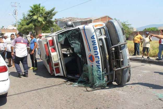 Vuelca ambulancia en el Centro de Apatzingán, Michoacán - Foto 1 