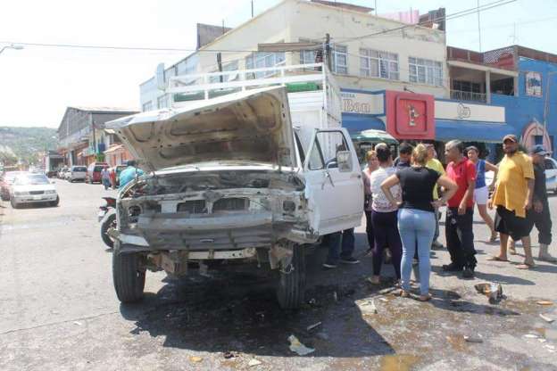 Vuelca ambulancia en el Centro de Apatzingán, Michoacán - Foto 2 