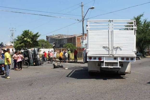 Vuelca ambulancia en el Centro de Apatzingán, Michoacán - Foto 3 