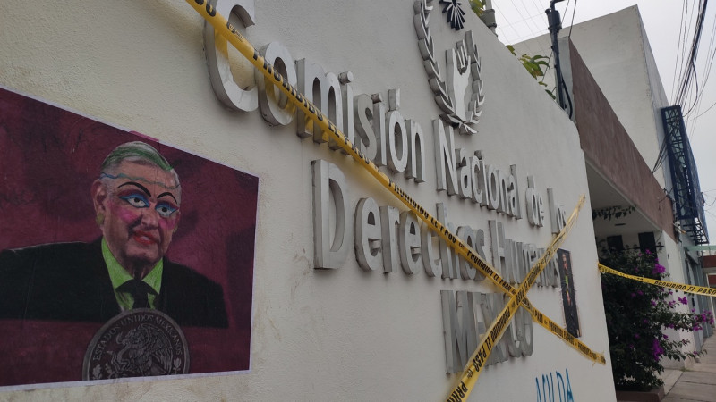 Esta mañana un grupo de feministas se protestan, dejan cartulinas y grafitis en contra de la Comisión Nacional de los Derechos Humanos