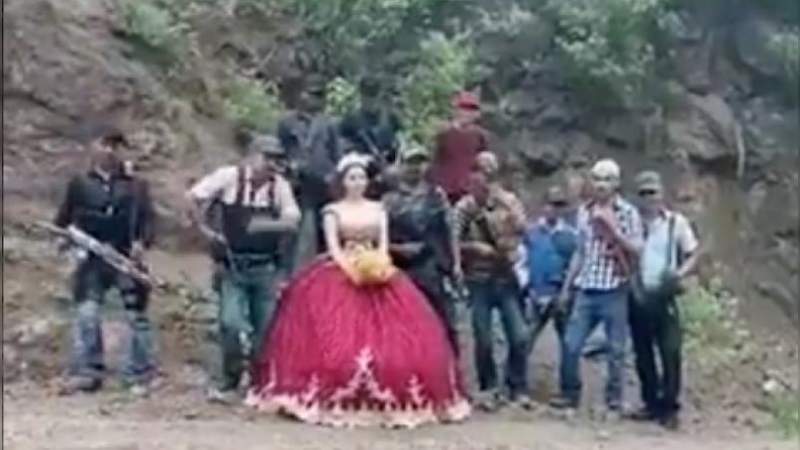 Sorprende fotografía de quinceañera posando con sicarios fuertemente armados 