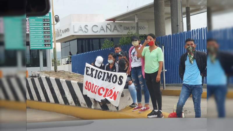 Aspirantes normalistas toman caseta de las Cañas, Michoacán