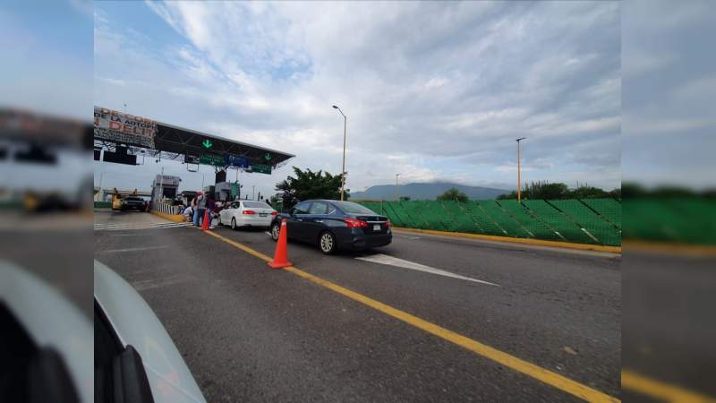 Aspirantes normalistas toman caseta de las Cañas, Michoacán