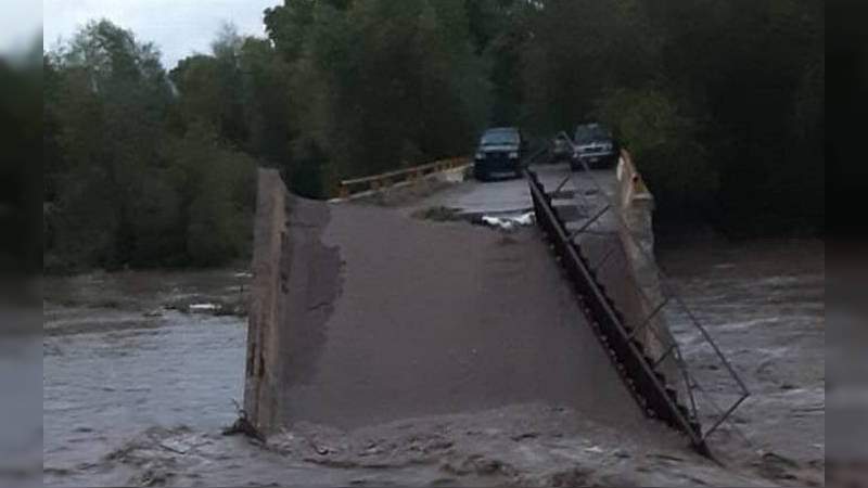 Por fuertes lluvias, colapsan tres puentes en Durango 