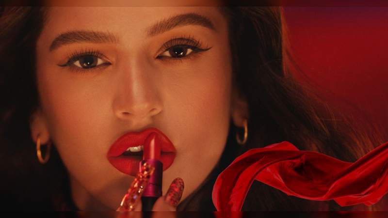 La cantante Rosalía lanza su propio lápiz labial con MAC Cosmetics 