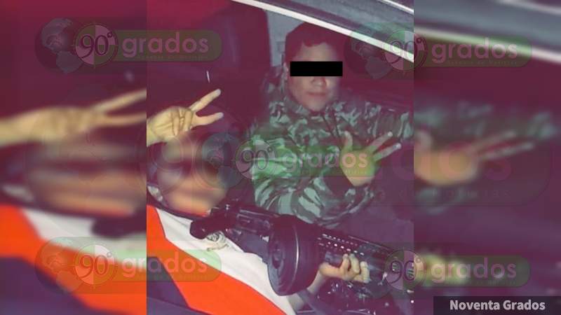 Niño de 9 años se presume armado en Los Reyes; acompaña a cobra cuotas de Carteles Unidos  