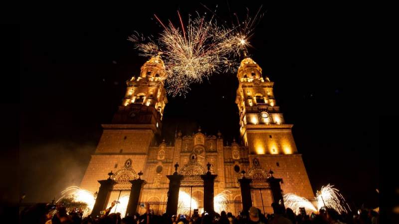 Encendido patrio en la Catedral de Morelia 