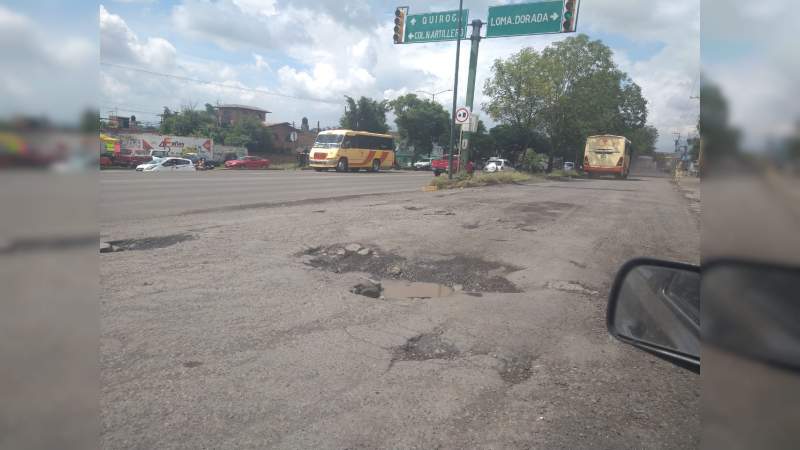 Ciudadanos cansados de los tremendos baches y socavones en avenida Madero Pte en Morelia, Michoacán