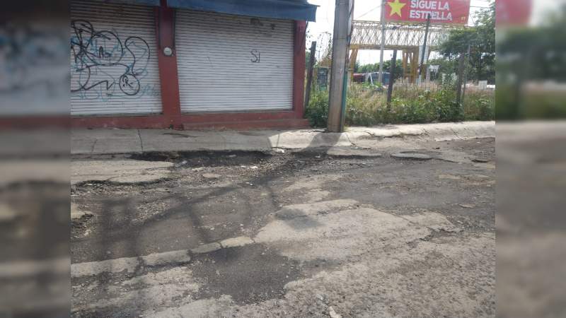 Ciudadanos cansados de los tremendos baches y socavones en avenida Madero Pte en Morelia, Michoacán