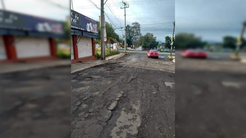 Ciudadanos cansados de los tremendos baches y socavones en avenida Madero Pte en Morelia, Michoacán