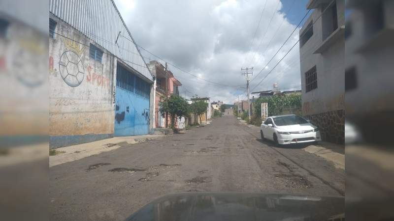 Ciudadanos cansados de los tremendos baches y socavones en avenida Madero Pte en Morelia, Michoacán