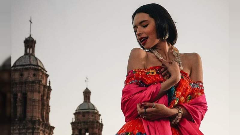 Ángela Aguilar impactó con conjunto rojo en las fiestas patrias 