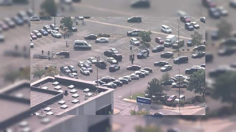 Muere hombre y abaten a tirador en un Walmart en Colorado 